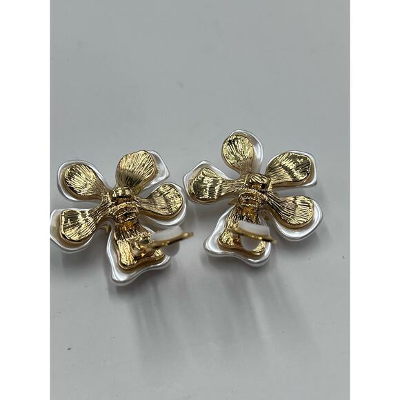 KENNETH Jay Lane Gold Plated 
White Faux Flower Pearl Crystal Clip Earring New - Picture 8 of 12